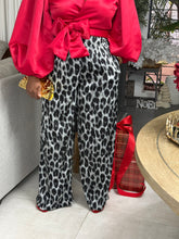 Load image into Gallery viewer, Drift Pleated Pant - Black & White Leopard Printed