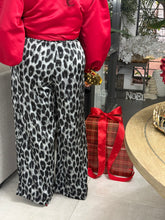 Load image into Gallery viewer, Drift Pleated Pant - Black & White Leopard Printed